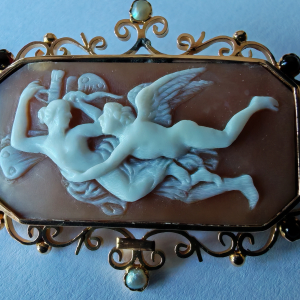 Camée ancien avec figures sculptées, or et pierres