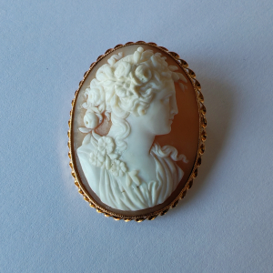 Camée sculpté à portrait féminin, monture dorée