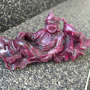 Sculpture homme assis et chien rubis et zoïsite