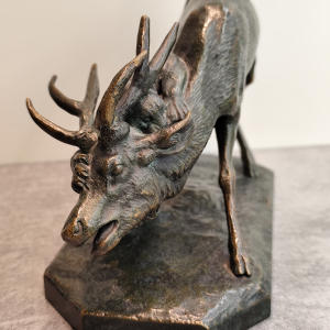 Panthère saisissant un cerf signé Barye