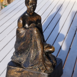 Sculpture bronze patiné femme assise drapée signée