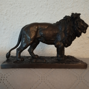 Lion debout en bronze avec base texturée