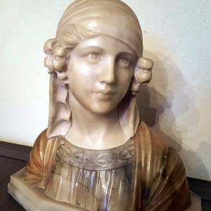 Buste de jeune fille