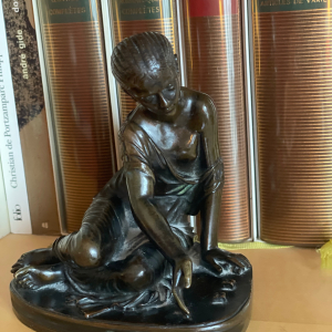 Statuette femme assise aux cheveux tressés 8-10 cm