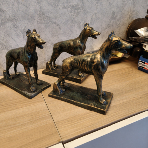 Statuette en bronze d'un lévrier hurlant sur socle