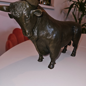 Sculpture en bronze de taureau - bronze patiné