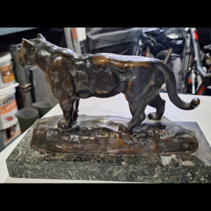 Sculpture bronze d'une lionne sur socle en marbre