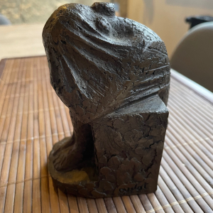 Sculpture en bronze figurant une personne accroupie