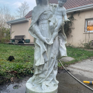 Sculpture Vierge à l'Enfant en marbre blanc veiné