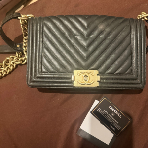 Sac Chanel Boy vintage en cuir noir, usage visible