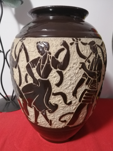 
															Vase signé R le coronne
														