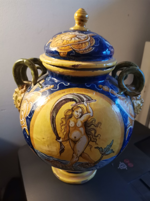 
															Pot à pharmacie couvert à deux anses  motif allégorie de la fortune
														