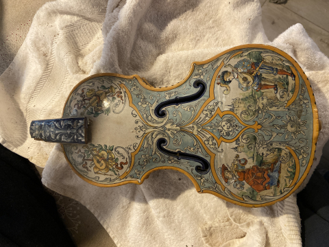 
															Violon porcelaine cassé
														
