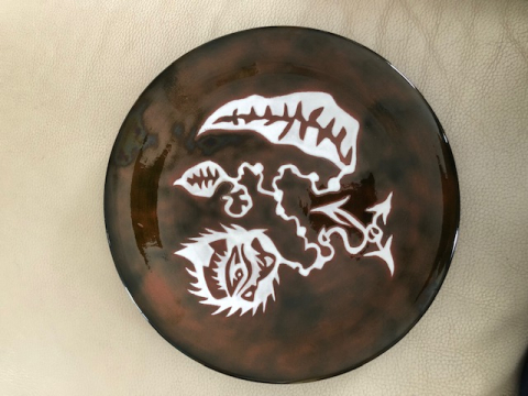 
															Assiétte vernissée signée Jean Lurcat
														