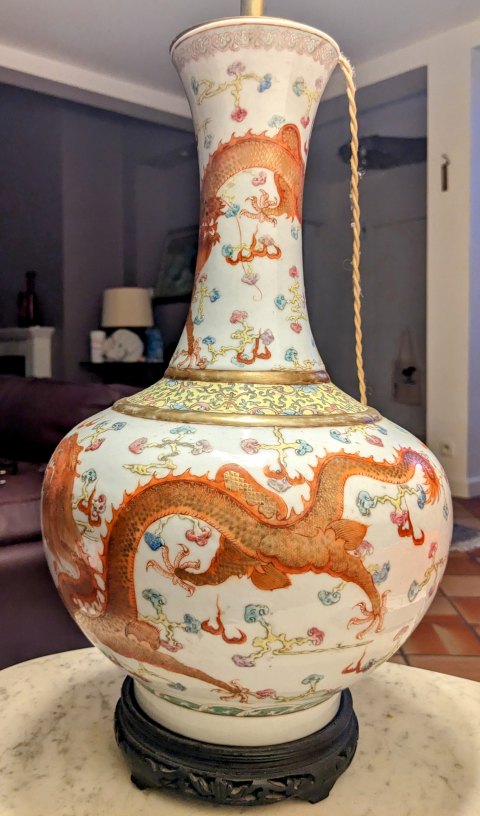 
															Vase chinois ancien monté en lampe
														