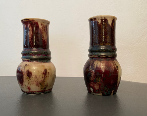 
															Fausse paire de vases sgnés
														