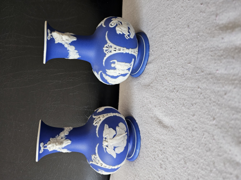 
															2 petits vases Portland numérotés
														