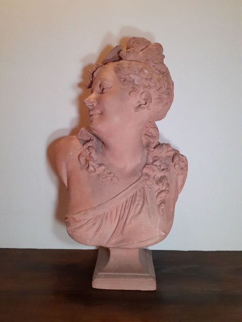 
															Buste de femme en terre cuite
														