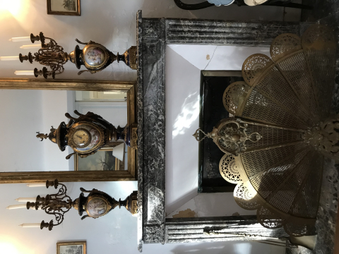 
															Garniture de cheminée, porcelaine de Sèvres, signée Château des Tuileries, style Napoléon III
														