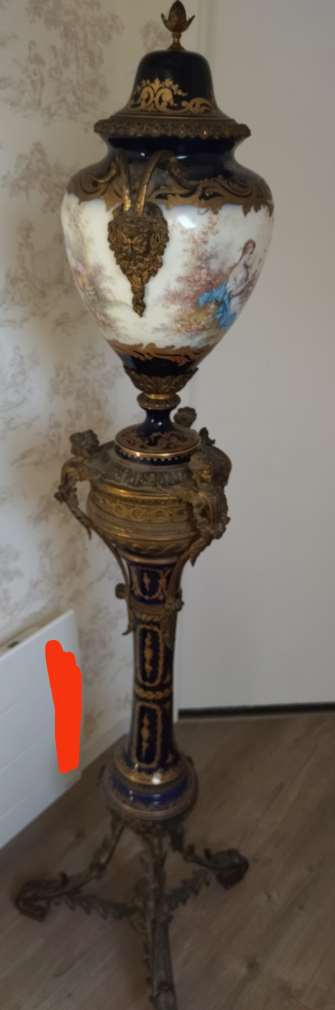 
															Colonne estampillée Sèvres
														