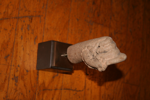 
															MAIN EN GRES GRIS TENANT UN ROSAIRE
														