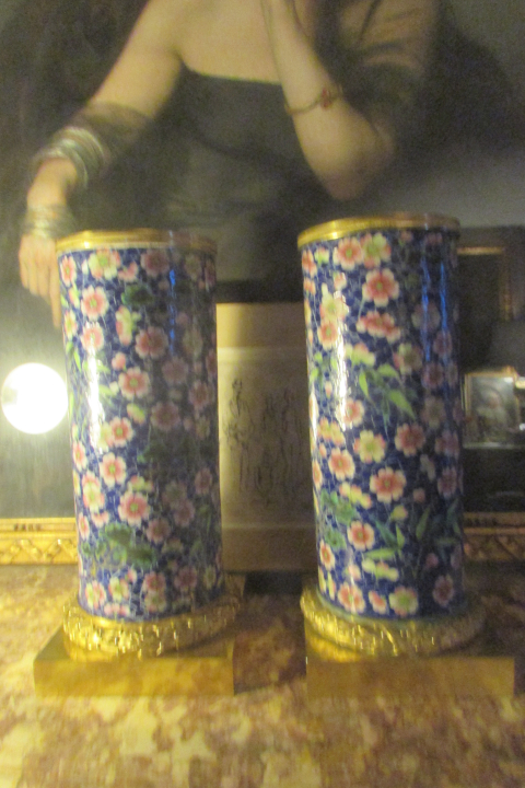 
															PAIRE DE VASES CYLINDRIQUES PORCELAINE MONTURE BRONZE DORE
														