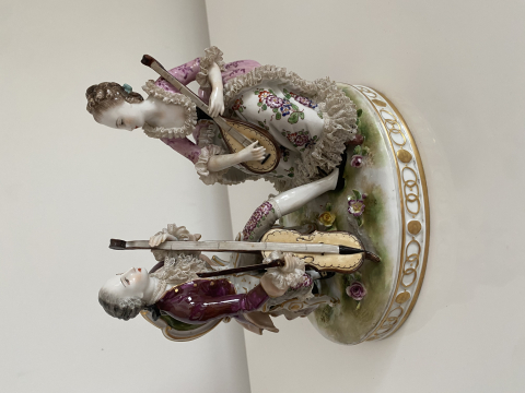 
															Personnages en porcelaine polychrome
														