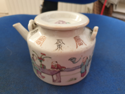 
															Théière en porcelaine
														