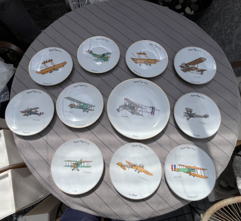 
															LIMOGES - Marcel Jeanjean Service à dessert en porcelaine série "Les Vieilles Tiges 14-18", illustrations d'aéroplanes comprenant: - 10 assiettes à dessert et un plat à gateau
														