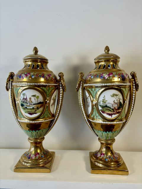 
															Paire de Vases pot pourri en porcelaine
														