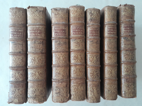 
															Histoire d'Angleterre par M HUME traduits en français 7 volumes reliés cuir XVIIIe
														
