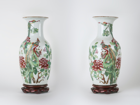 
															Paire de vases chinois anciens en porcelaine avec socles
														