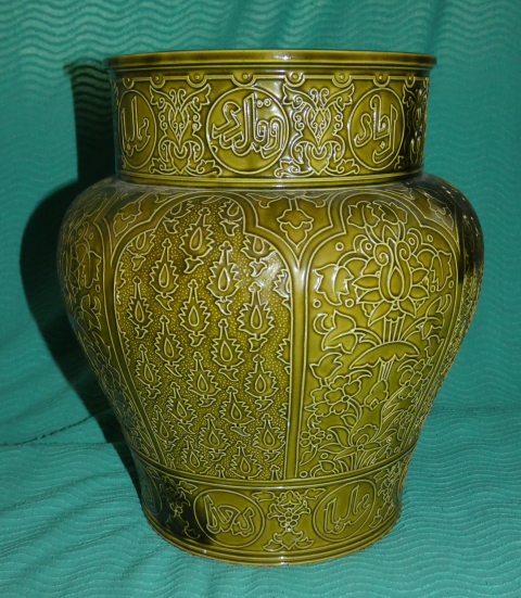 
															GRAND VASE SIGNÉ VEILLARD BORDEAUX
														