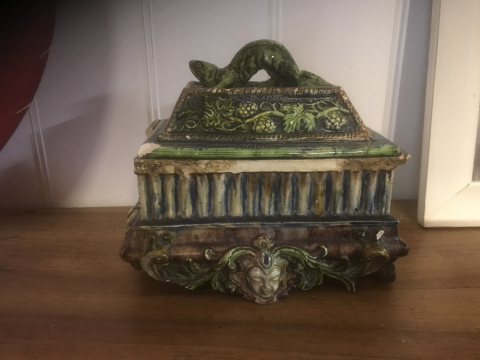 
															Boîte céramique trompe  l’œil à salamandre
														