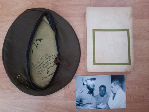 
															béret dédicacé par Che Guevara
														