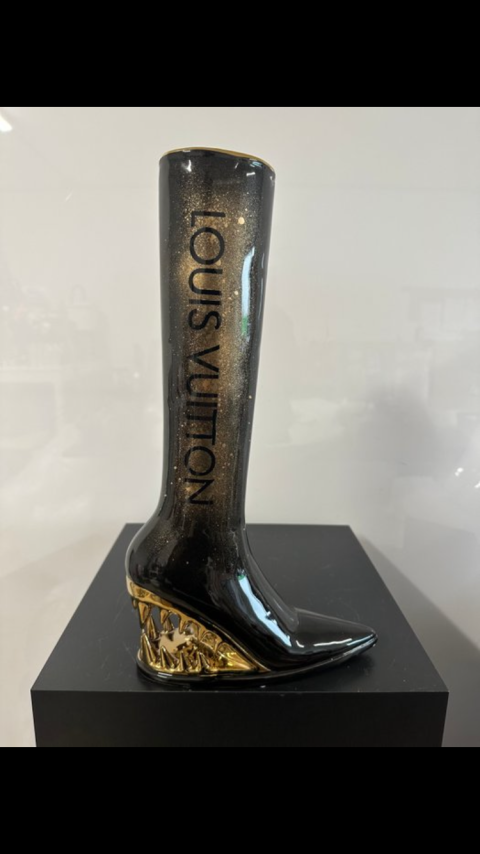 
															Statue botte louis vuitton
														