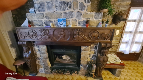 
															Linteau et colonnes de cheminée en bois sculpté.
														