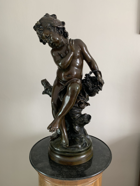 
															Sculpture en bronze d'un enfant assis avec corbeille 50cm
														