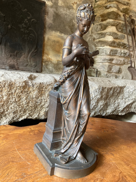 
															Sculpture en bronze d'une jeune femme lisant, signée Carrier
														