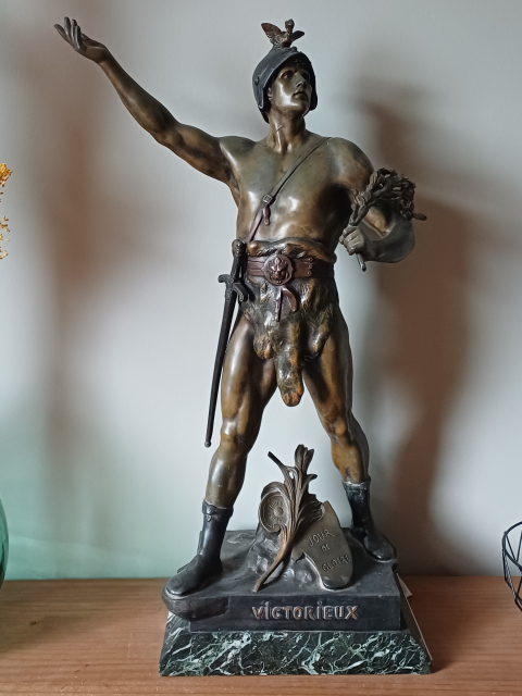 
															Sculpture en bronze Victorieux, signé E PICAULT
														