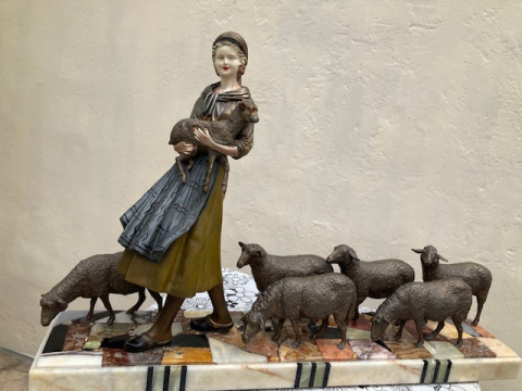 
															Bergère et son troupeau de moutons en régule et ivoirine sur marbre signée R. LULLIER (né en 1886)  art déco
														