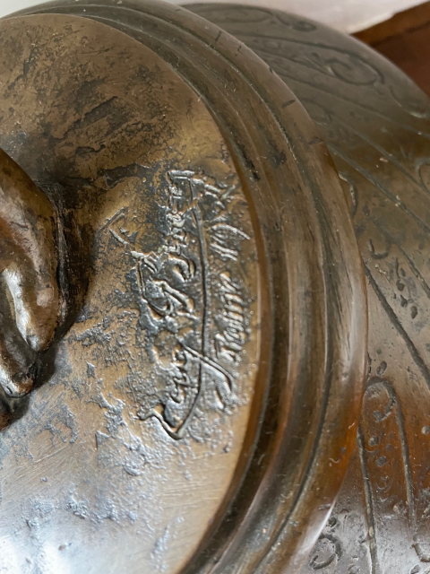 
															Joueuse nue de pipeau en bronze sur socle en marbre
														