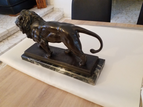 
															Lion signé Barye en bronze sur marbre, 37,7x9,7x23 cm
														