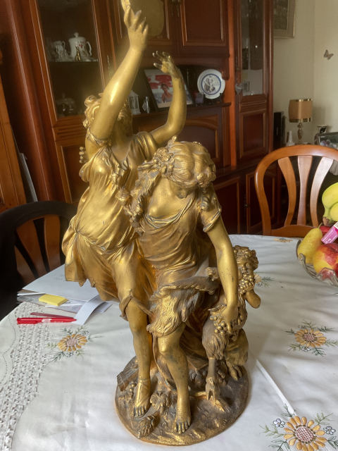 
															Sculpture en bronze doré représentant deux figures féminines
														