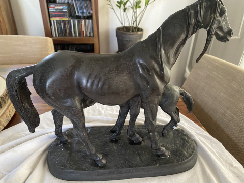
															Sculpture Jument avec son poulain en bronze, signé P.J Mène
														