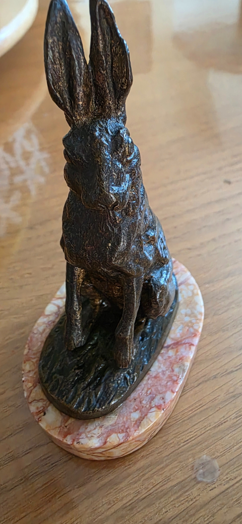 
															Sculpture lièvre bronze sur socle marbre rose
														