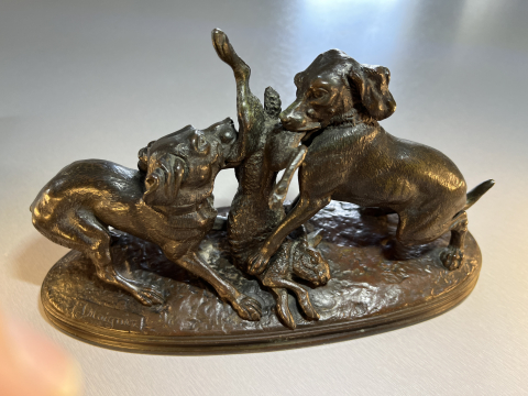
															Bronze de Jules Moigniez : chiens et lièvre en combat
														
