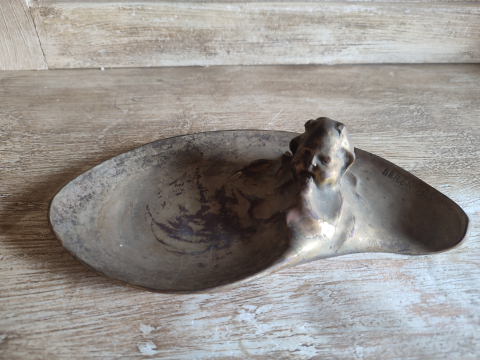
															Petit vide poche bronze ? Signé BETLEN 1902
														