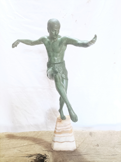 
															Statue de danseur d'Émile monier
														