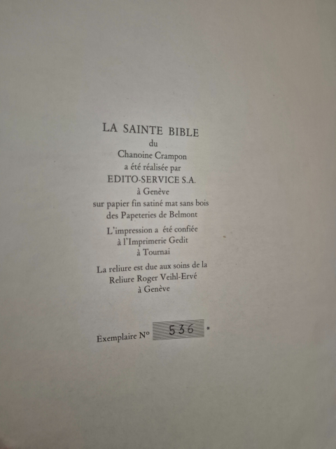 
															La Sainte Bible avec reliure en métal décoré aux pierres
														
